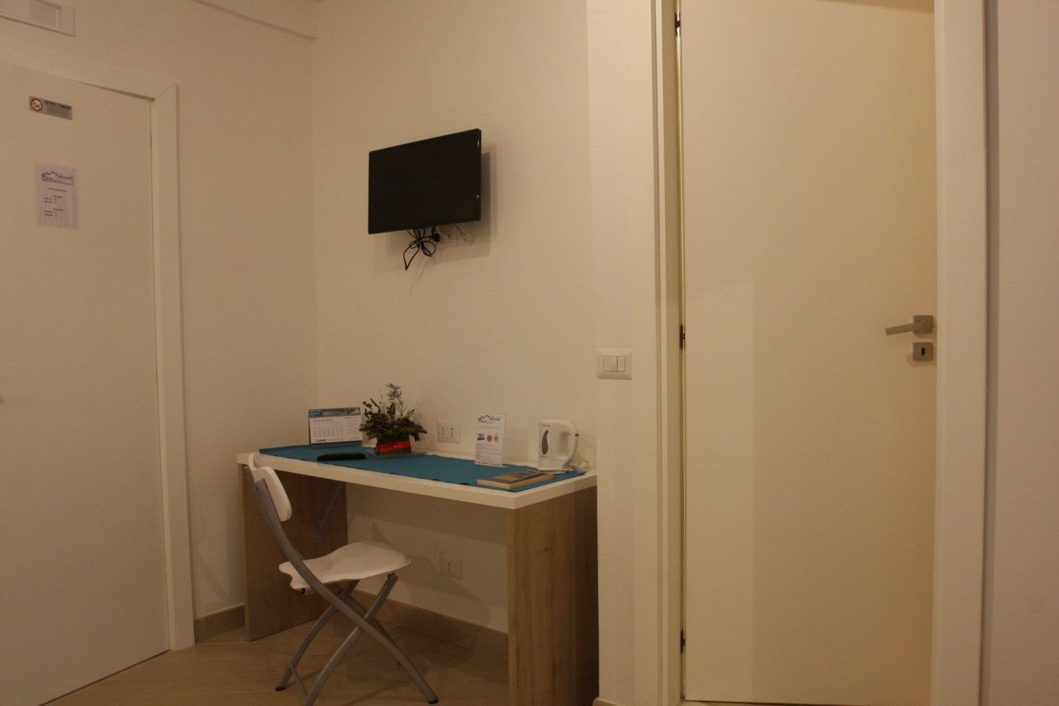 Camera 4 - BaseNapoli Mergellina